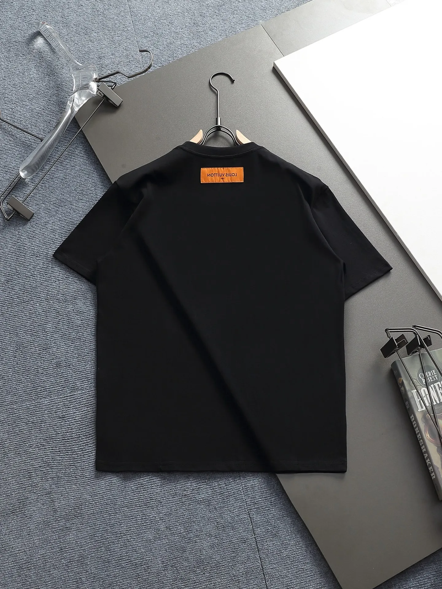 🅿️170 LV 25ss spring and summer printed short T series -1v Yayoi Kusama series pumpkin 🎃 pattern round neck short-sleeved T-shirt. Made of 32-count double yarn pure cotton 240g, washed at high temperature, will not shrink or fade. Comfortable to the touch, super texture❤️ Back-stitched cuff design, yellow back-mark embellishment, and a full set of accessories. A must-have for trendy men and trendy women, the classic drop-shoulder slightly wide version is available exclusively from stock!         ⚠️Only make high quality products, reject junk goods!  -Color: White Black -Size: XS S M L -Crowd: Unisex